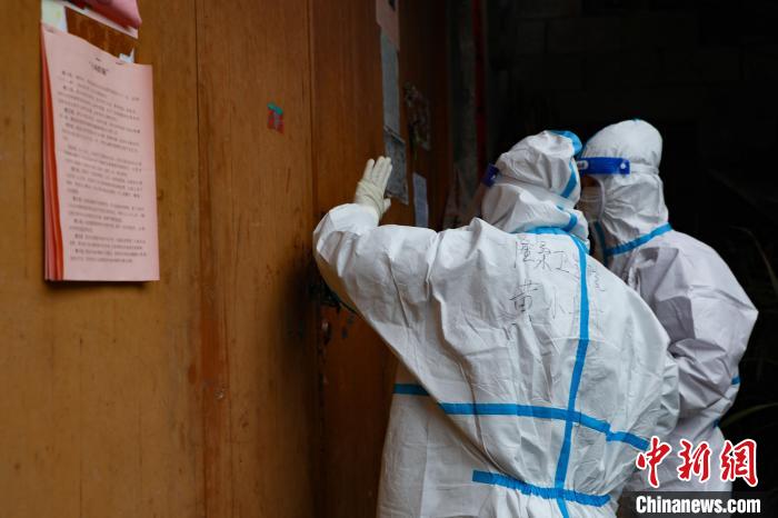 圖為醫(yī)護(hù)人員為特殊的民眾提供上門(mén)核酸采樣服務(wù)?！￡惽锵?攝