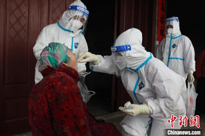 圖為醫(yī)護(hù)人員到德?？h隆桑鎮(zhèn)果甫村走訪，為特殊的民眾提供上門(mén)核酸采樣服務(wù)。