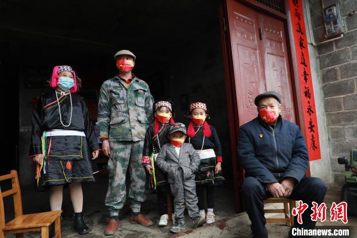 圖為80歲的瑤族老人韋美昌坐在家門(mén)前，靜靜等候醫(yī)護(hù)人員前來(lái)采樣?！￡惽锵?攝