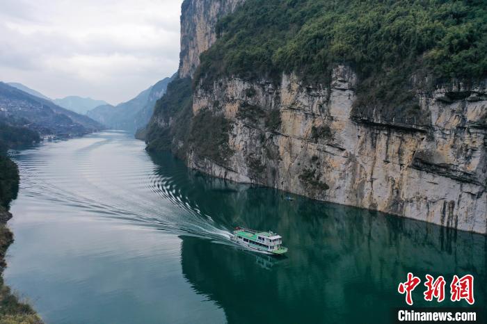 烏江龔灘古鎮(zhèn)段呈現(xiàn)出“一江碧水、兩岸青山”絕美的自然生態(tài)景觀，吸引游客紛至沓來?！∏窈楸?攝