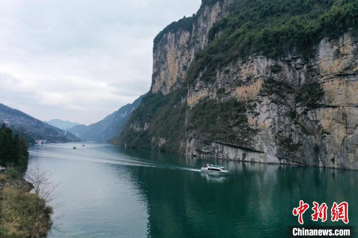 近年來重慶、貴州兩地加強烏江水質(zhì)監(jiān)測、岸線保護、航道治理、河道清漂，共同打造“烏江畫廊”旅游品牌?！∏窈楸?攝