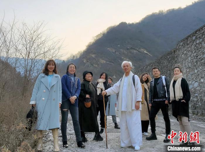 近日，臺北書院山長林谷芳受訪，談兩岸民間以視頻互致新春問候的現(xiàn)象。圖為林谷芳與學生終南山游學。　林谷芳先生供圖