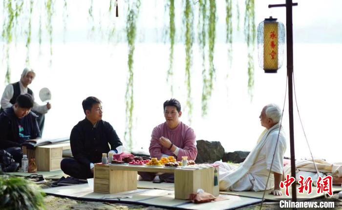 近日，臺北書院山長林谷芳受訪，談兩岸民間以視頻互致新春問候的現(xiàn)象。圖為林谷芳去年參與西湖雅集?！×止确枷壬﹫D