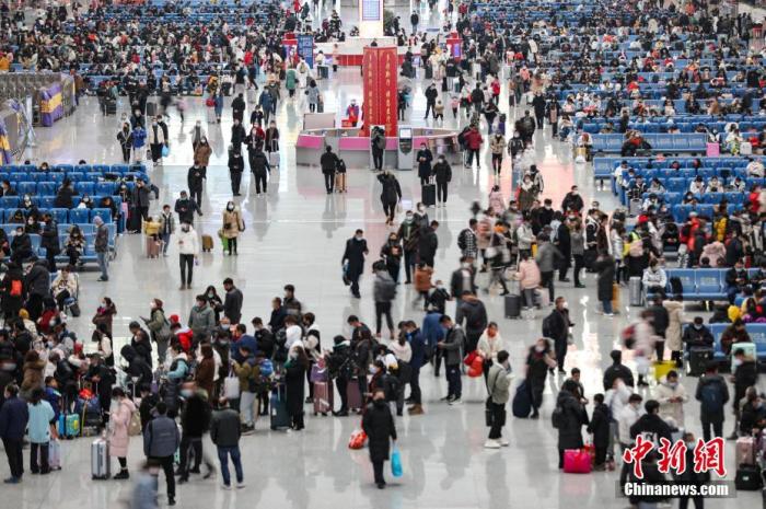 資料圖：貴陽(yáng)北站的返程客流高峰。瞿宏倫 攝