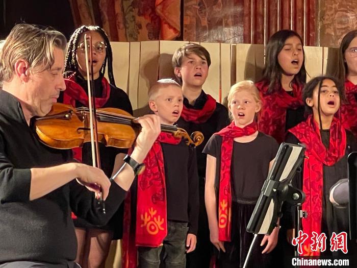 《聲聲慢》一曲加入比利時青少年合唱團的合唱，更顯“中西合璧”之風(fēng)?！〉掠澜?攝