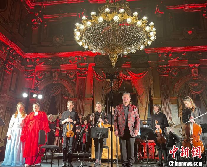 音樂會結(jié)束后，現(xiàn)場觀眾報以熱烈掌聲?！〉掠澜?攝