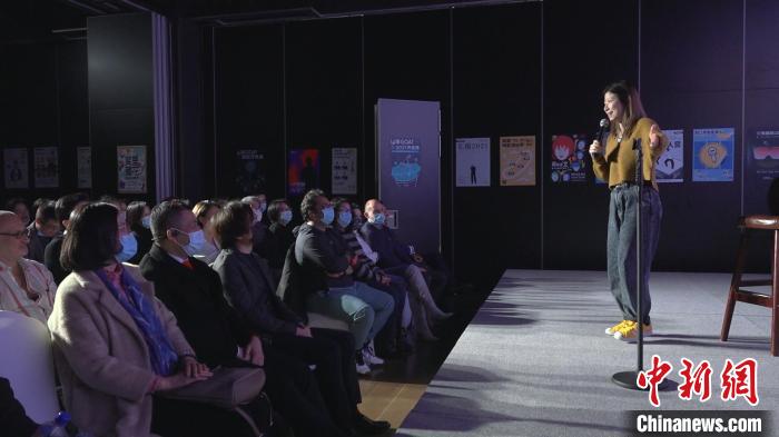 “脫口秀”演員以幽默詼諧的方式，講述中國(guó)文化故事?！】涤裾?攝