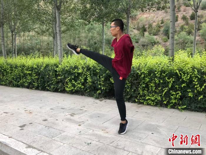 圖為在甘肅省白銀市會(huì)寧縣，“90后”小伙王鵬正在積極備戰(zhàn)全國(guó)第十一屆殘疾人運(yùn)動(dòng)會(huì)。(資料圖) 王娟 攝