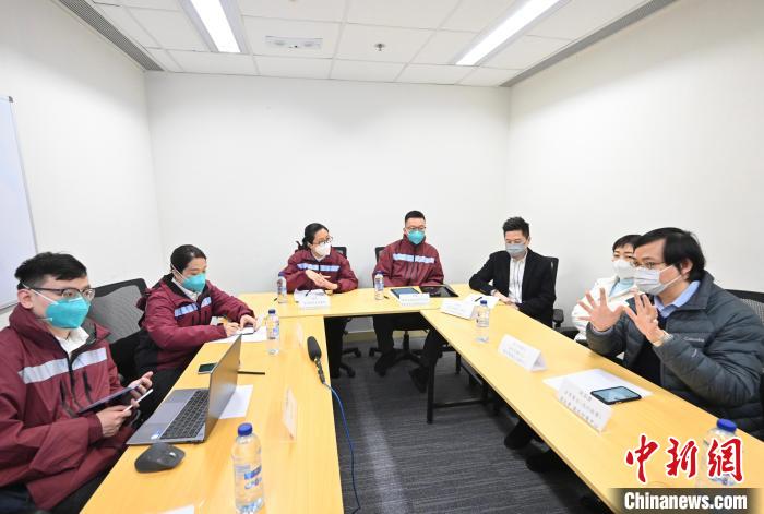 協(xié)助香港應對第五波疫情的訪港內(nèi)地流行病學專家組2月19日繼續(xù)第三日的考察行程。　香港特區(qū)政府新聞網(wǎng) 攝