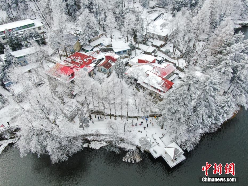 航拍江西廬山銀裝素裹 一派南國(guó)冰雪風(fēng)光