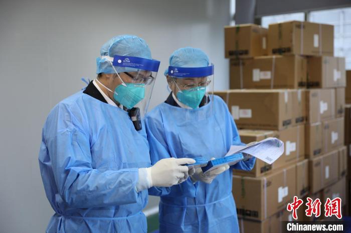 黃埔海關(guān)關(guān)員對(duì)一批供港新冠病毒檢測(cè)試劑盒進(jìn)行查驗(yàn) 張海龍 攝