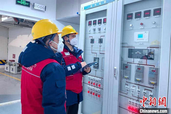 圖為北京冬(殘)奧村電力保障團(tuán)隊在北京冬(殘)奧村巡視電力設(shè)備運行情況?！∥簮蹡| 攝