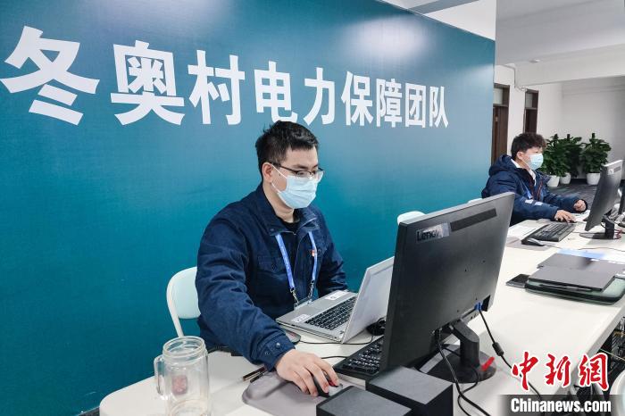 圖為北京冬(殘)奧村電力團(tuán)隊下發(fā)巡視任務(wù)工單?！詈ＨA 攝