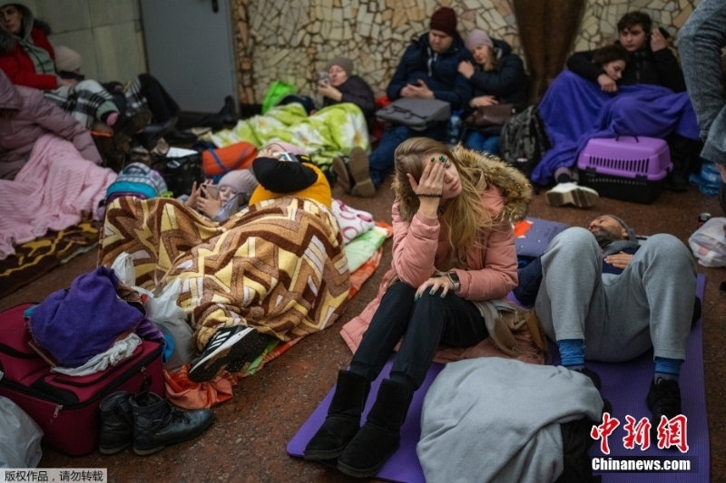 烏克蘭首都實(shí)施宵禁 地鐵站作為防空洞一直開放