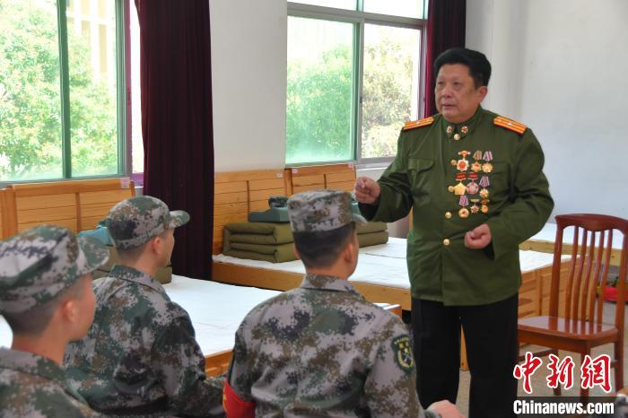 老英雄為“準(zhǔn)新兵”講戰(zhàn)斗故事。　漳州市退役軍人事務(wù)局供圖