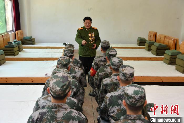 老英雄為“準(zhǔn)新兵”講戰(zhàn)斗故事。　漳州市退役軍人事務(wù)局供圖