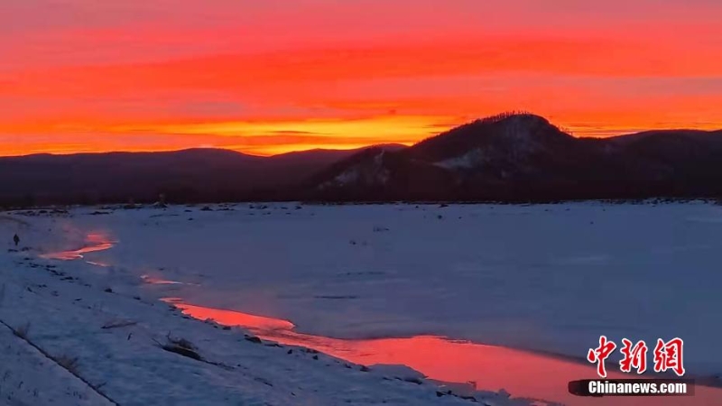 罕見(jiàn)朝霞勾勒“中國(guó)冷極”剪影