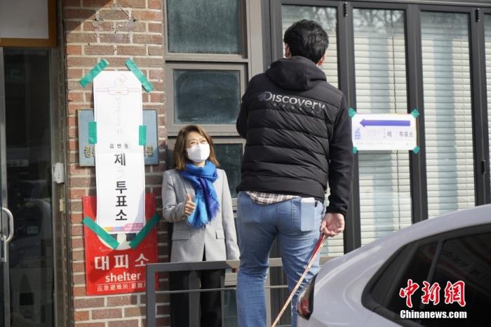 圖為首爾市鐘路區(qū)一投票站外，完成投票的選民拍照留念。 <a target='_blank' href='/'>中新社</a>記者 劉旭 攝