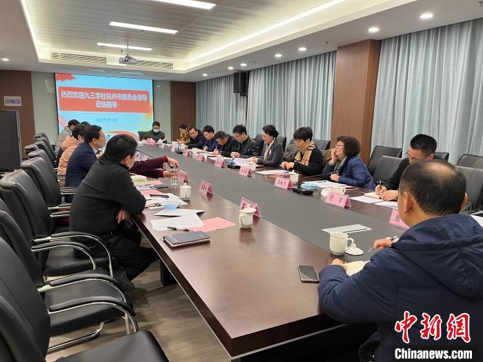 羅衛(wèi)紅調(diào)研“小哥”權(quán)益保護(hù)。　九三學(xué)社杭州市委會(huì) 供圖