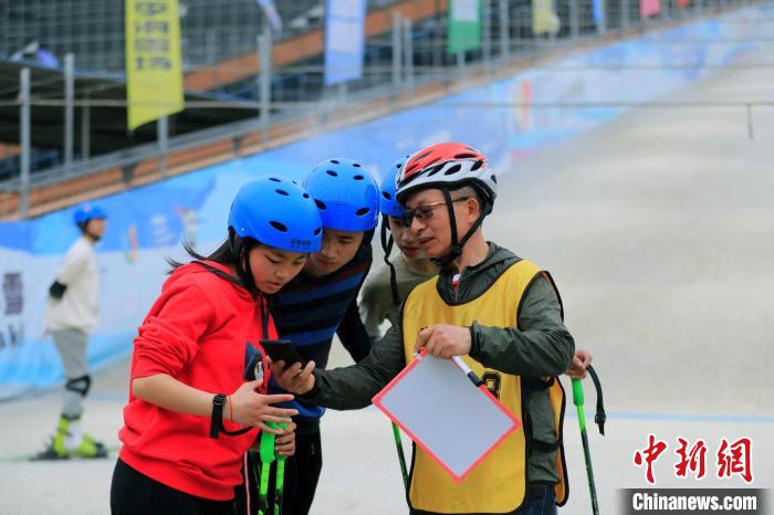 曹建為隊(duì)員們講解技術(shù)要領(lǐng)。王磊 攝