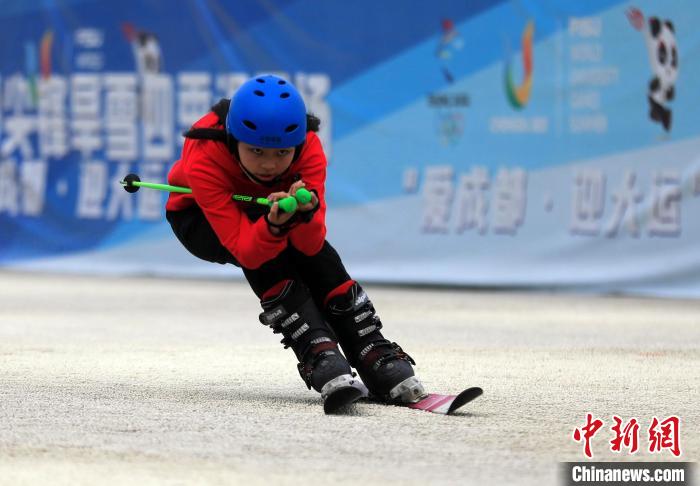 訓(xùn)練中的滑雪隊(duì)員。王磊 攝