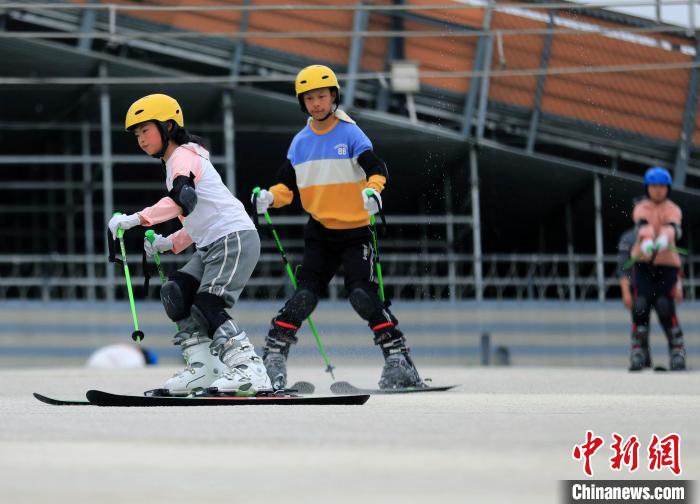 訓(xùn)練中的滑雪隊(duì)員。王磊 攝