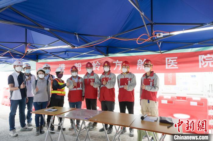 香港特區(qū)政府建筑署署長(zhǎng)何永賢與建筑團(tuán)隊(duì)合影。　陳永諾 攝