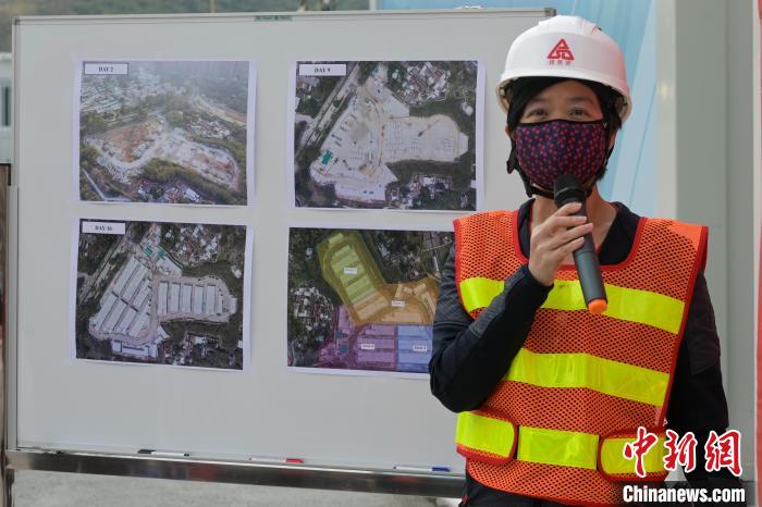 香港特區(qū)政府建筑署署長(zhǎng)何永賢向媒體介紹社區(qū)隔離設(shè)施情況?！￡愑乐Z 攝