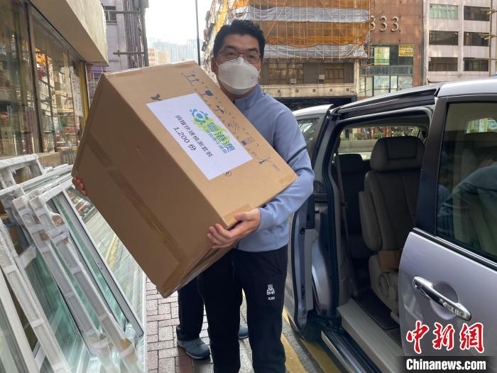 圖為吳學(xué)明搬運(yùn)1200份快速檢測套裝及500多個口罩，捐贈給開平樓崗?fù)l(xiāng)會?！∈茉L者供圖