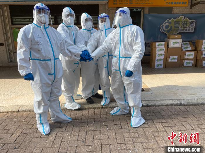 圖為吳學(xué)明(右一)等人穿著防護(hù)服來到前線協(xié)助全港抗疫?！∈茉L者供圖