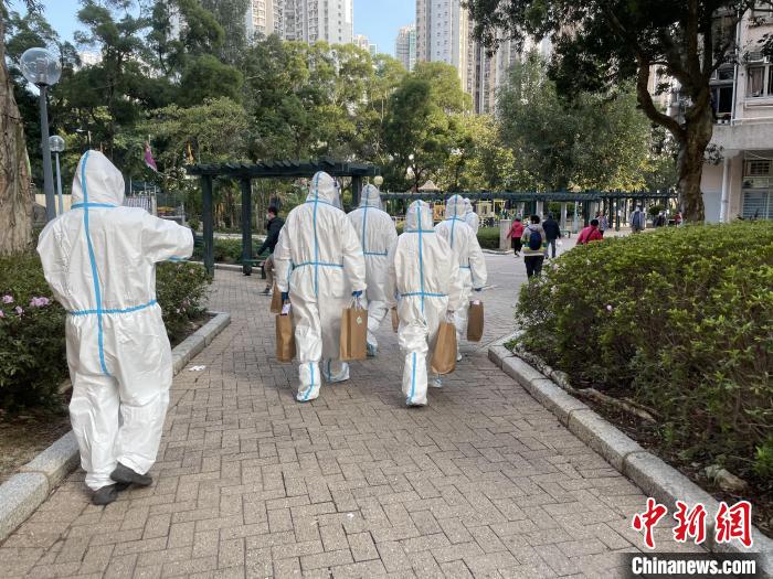 圖為吳學(xué)明帶領(lǐng)義工向?qū)④姲囊邊^(qū)確診家庭送抗疫防疫物資。　受訪者供圖