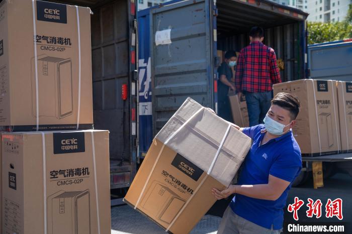 香港亞研中心向香港警察員佐級(jí)協(xié)會(huì)捐贈(zèng)抗疫物資?！∠愀蹃喲兄行墓﹫D
