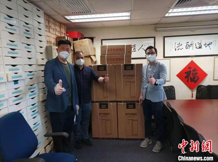 香港亞研中心向香港警察員佐級(jí)協(xié)會(huì)捐贈(zèng)抗疫物資。　香港亞研中心供圖