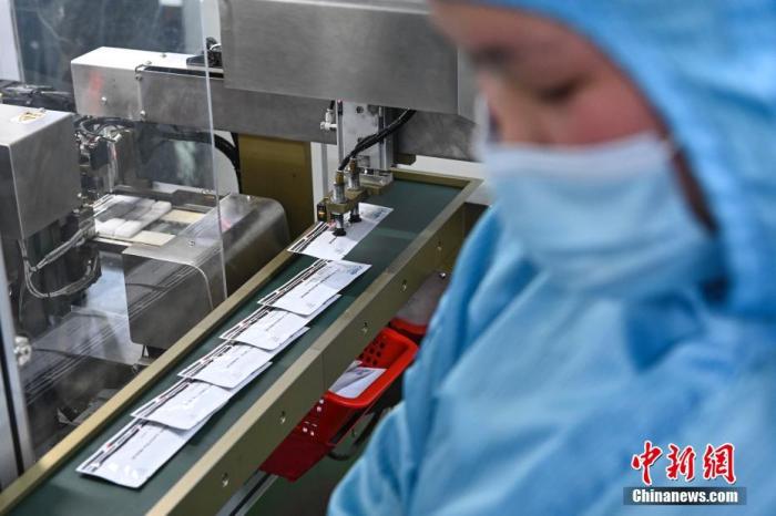 3月2日，廣東省廣州市，萬孚生物內(nèi)的自動化生產(chǎn)線正在生產(chǎn)供港新冠抗原檢測試劑。當(dāng)日，由萬孚生物生產(chǎn)的600萬人份新冠抗原檢測試劑從虎門港碼頭吊裝上船，運往香港。 <a target='_blank' href='/'>中新社</a>記者 陳驥旻 攝
