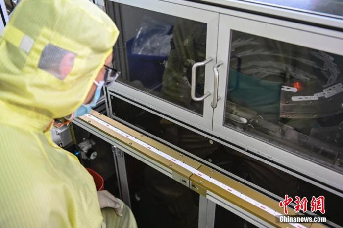 3月2日，廣東省廣州市，萬孚生物工作人員查看供港新冠抗原檢測試劑自動化生產(chǎn)線運作情況。 <a target='_blank' href='/'>中新社</a>記者 陳驥旻 攝 