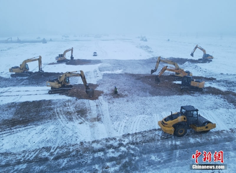 施工人員冒雪建設(shè)吉林市高新南區(qū)隔離方艙