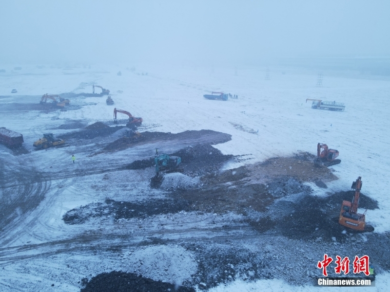 施工人員冒雪建設(shè)吉林市高新南區(qū)隔離方艙