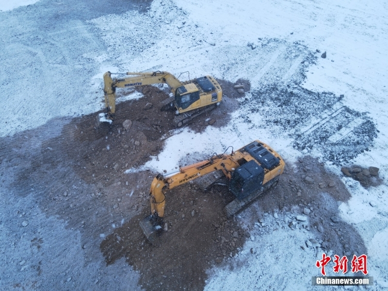 施工人員冒雪建設(shè)吉林市高新南區(qū)隔離方艙