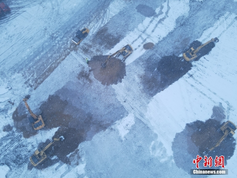 施工人員冒雪建設(shè)吉林市高新南區(qū)隔離方艙