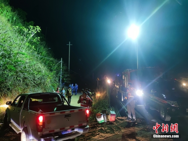 交警和施工人員在事發(fā)現(xiàn)場附近待命