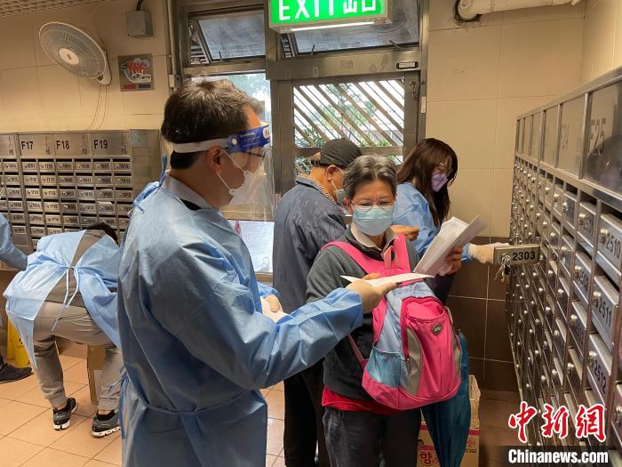 3月23日，香港僑界義工向基層街坊派發(fā)防疫抗疫物資。　香港僑界社團(tuán)聯(lián)會(huì)供圖