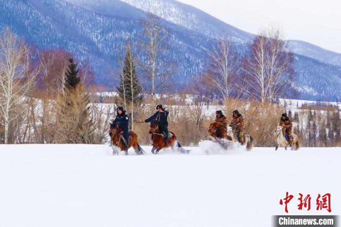 民警和護(hù)邊員對邊境前沿地帶開展巡邏?！±钽戵K 攝