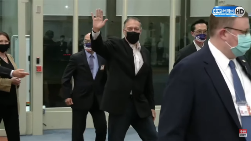 美前國務(wù)卿蓬佩奧抵桃園機(jī)場，親切揮手致意。（取自中時(shí)新聞網(wǎng)直播）.png