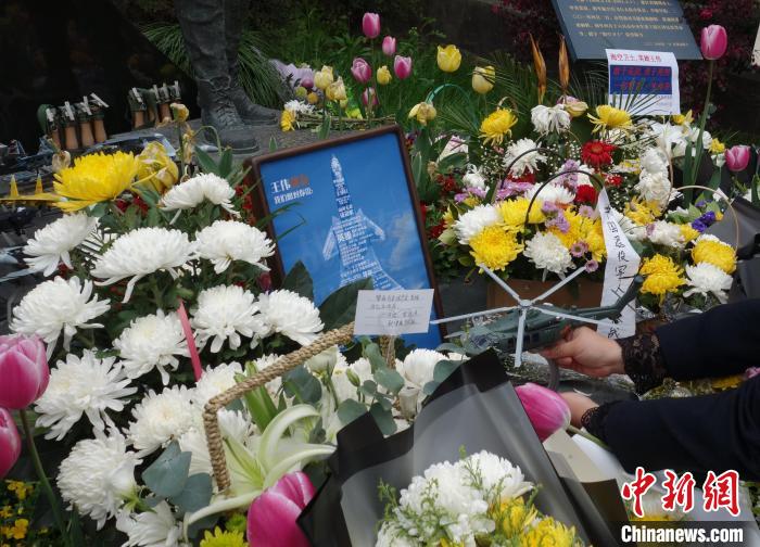 “海空衛(wèi)士”王偉犧牲21周年墓前擺滿鮮花和戰(zhàn)機(jī)模型