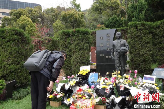 民眾在王偉墓前鞠躬致敬?！『釉?攝