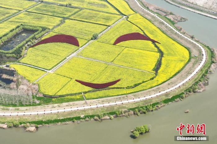 4月4日，游人在敦煌鳴沙山月牙泉景區(qū)騎駱駝?dòng)瓮妗?王斌銀 攝
