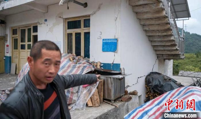 民房墻體開裂?！⒅铱?攝