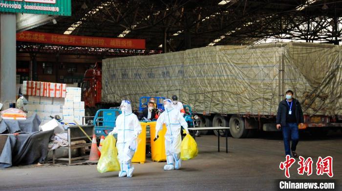 良渚蔬菜市場內的工作人員?！￡俺礁?攝