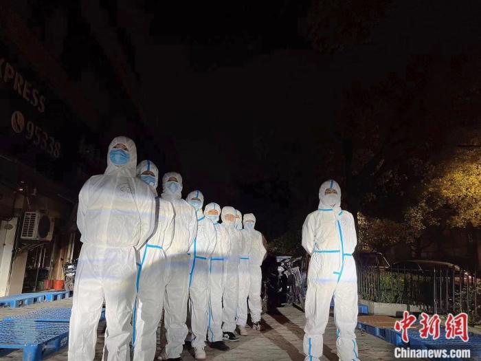 楊耀森和同事們。 受訪(fǎng)者供圖