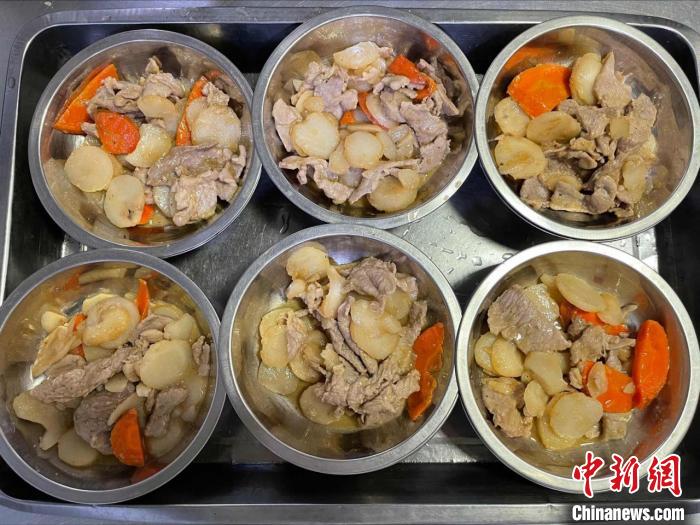 養(yǎng)老院工作人員給楊春波打的菜?！〔锁B物流供圖